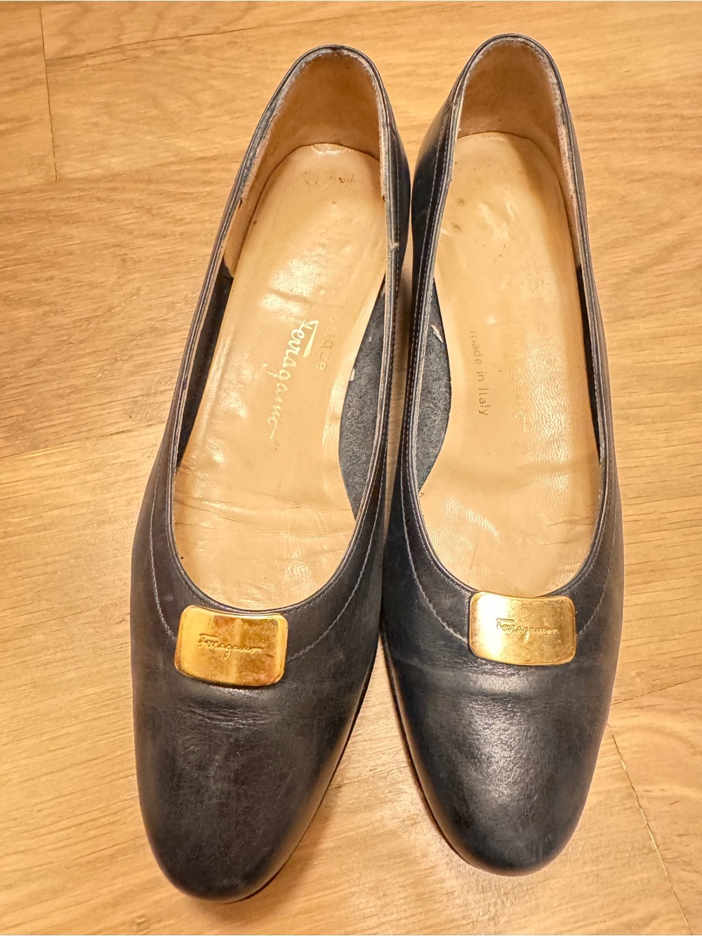 Vintage Salvatore Ferragamo Navy Leather Pumps w Gold Logo Size 7  quiet luxury